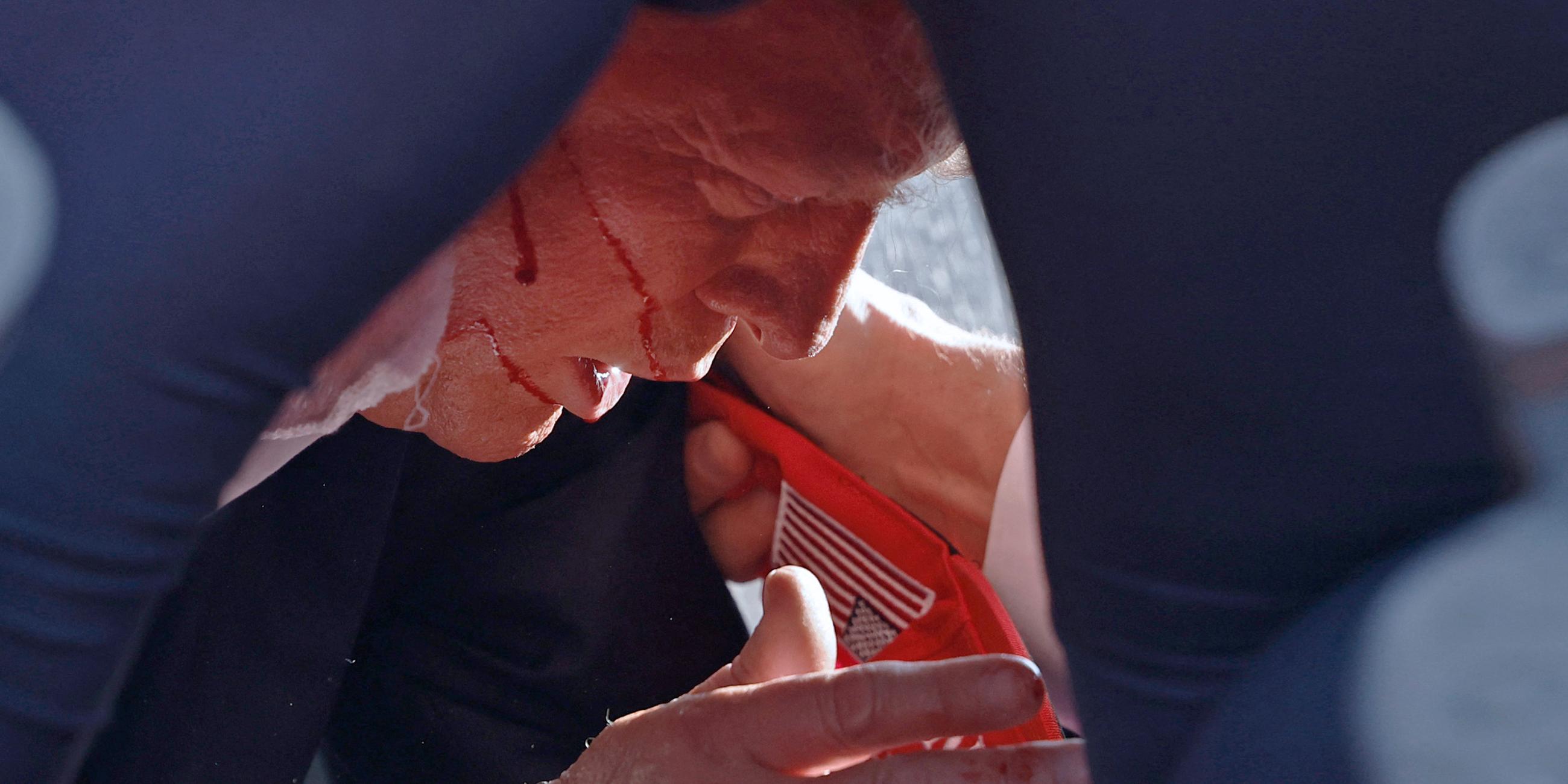 Donald Trump nach versuchtem Attentat verletzt am Boden