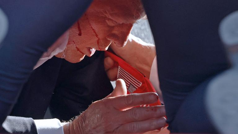 Donald Trump nach versuchtem Attentat verletzt am Boden