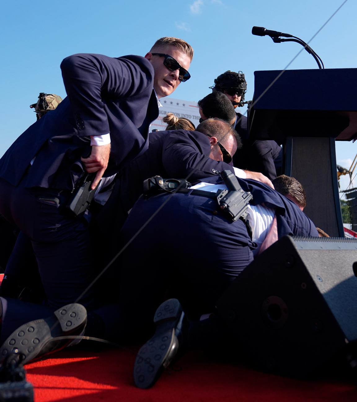 Donald Trump ist bei einer Wahlkampfveranstaltung nach einem versuchten Attentat von Personen des US-Geheimdienstes umgeben.