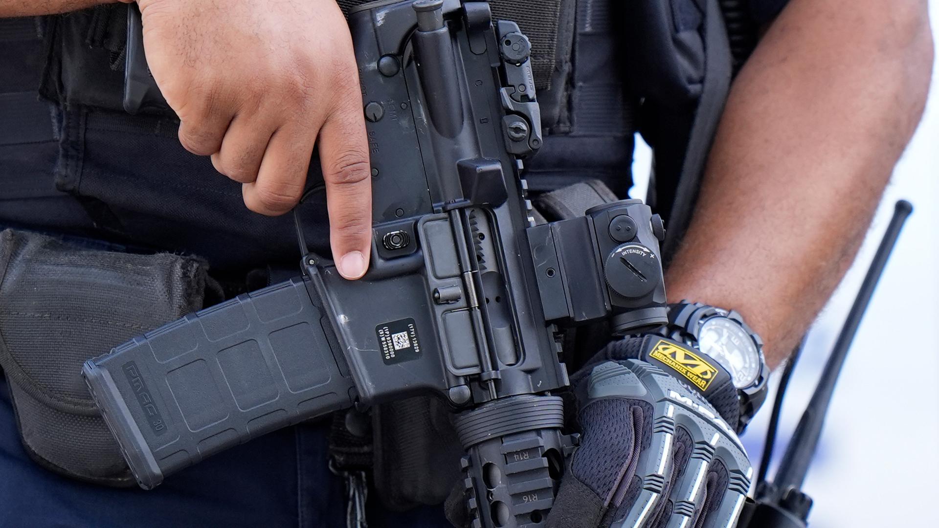 Ein schwer bewaffneter Polizeibeamter nach dem mutmaßlichen Attentatsversuch auf Trump (Typical).