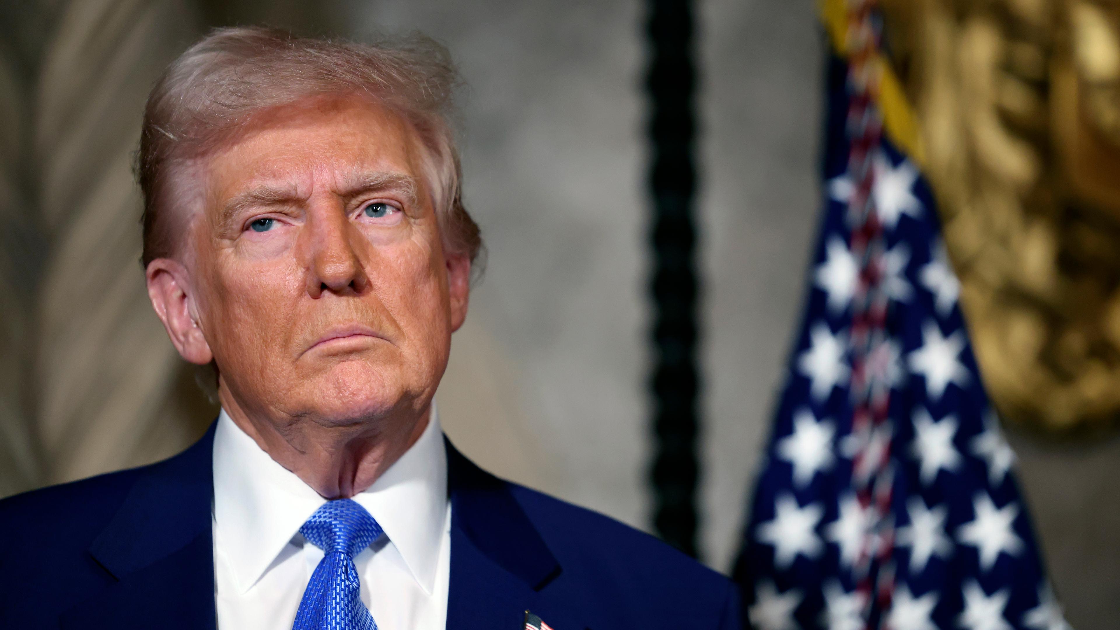 USA, Palm Beach: US-Präsident Donald Trump spricht in seinem Anwesen Mar-a-Lago.