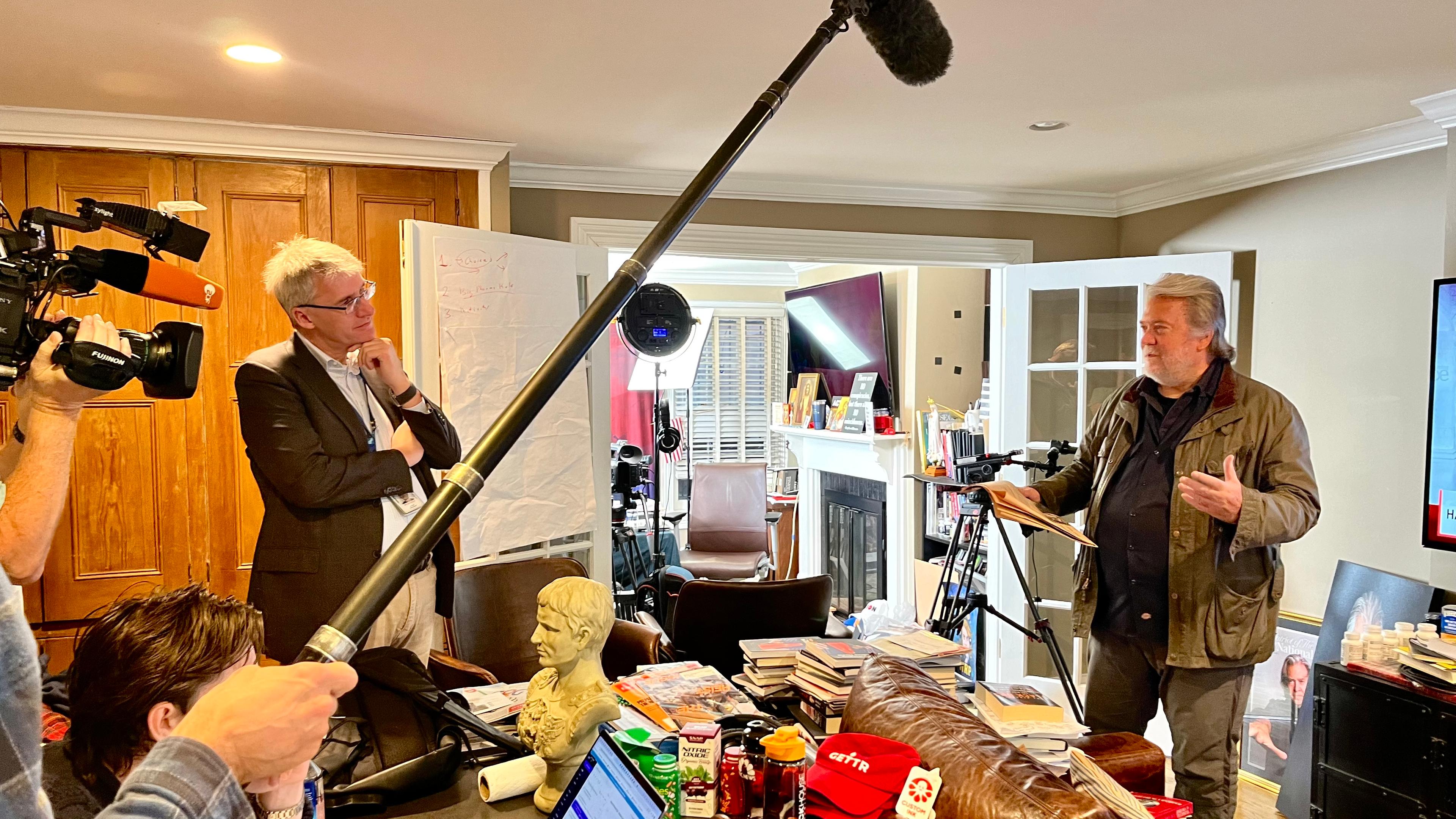 Im Studio des Ex-Beraters von Donald Trump, interviewt das ZDF-Team Steve Bannon.