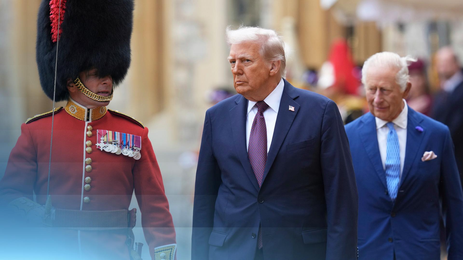 US-Präsident Trump neben einer königlichen Wache gefolgt von König Charles dem Dritten.