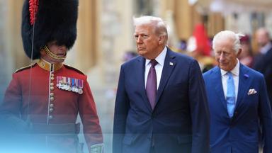 US-Präsident Trump neben einer königlichen Wache, gefolgt von König Charles dem Dritten.