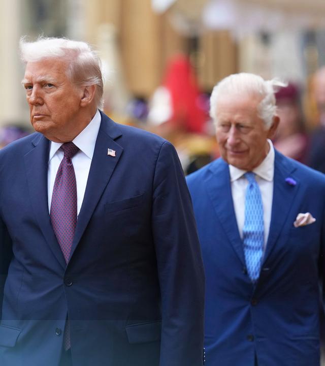 US-Präsident Trump neben einer königlichen Wache gefolgt von König Charles dem Dritten.