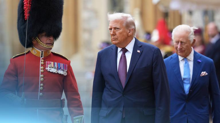 US-Präsident Trump neben einer königlichen Wache, gefolgt von König Charles dem Dritten.