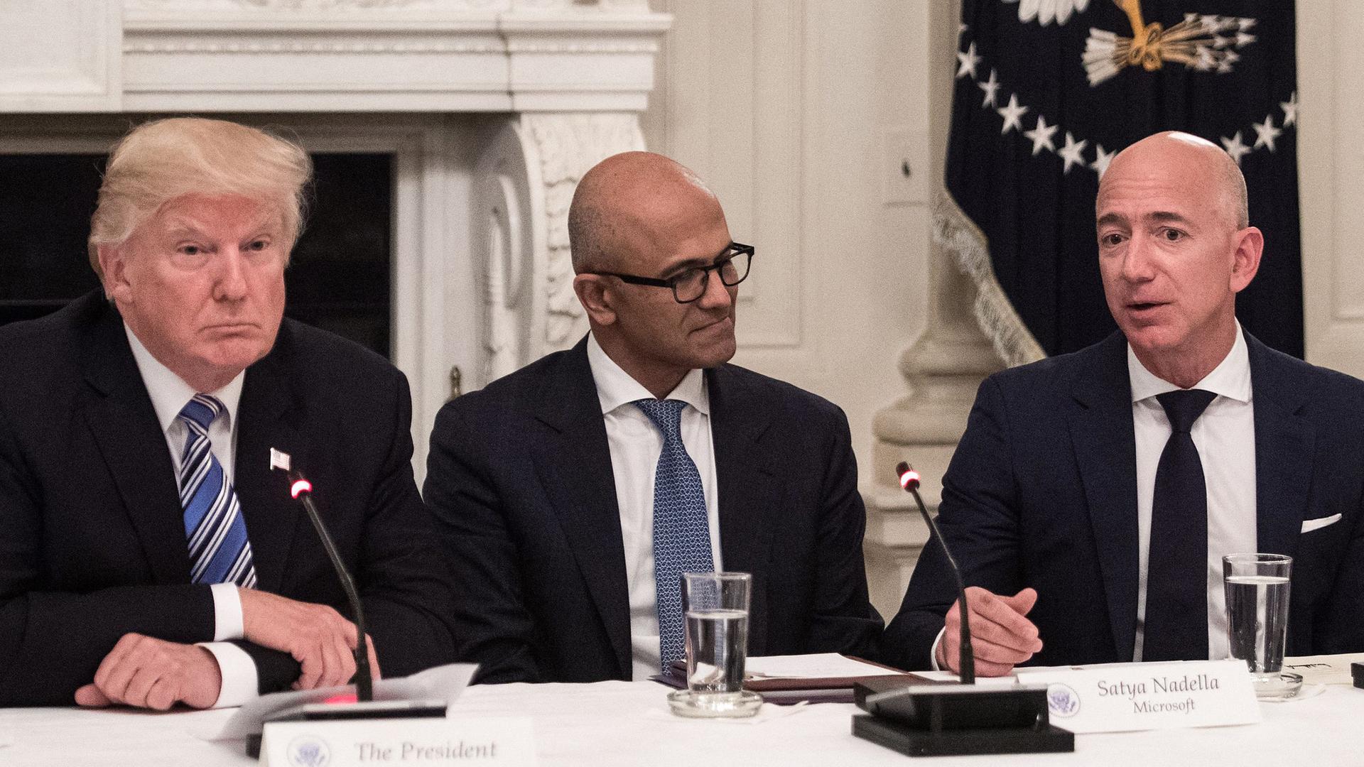 Donald Trump, Satya Nadella und Jeff Bezos (v.l.n.r.)