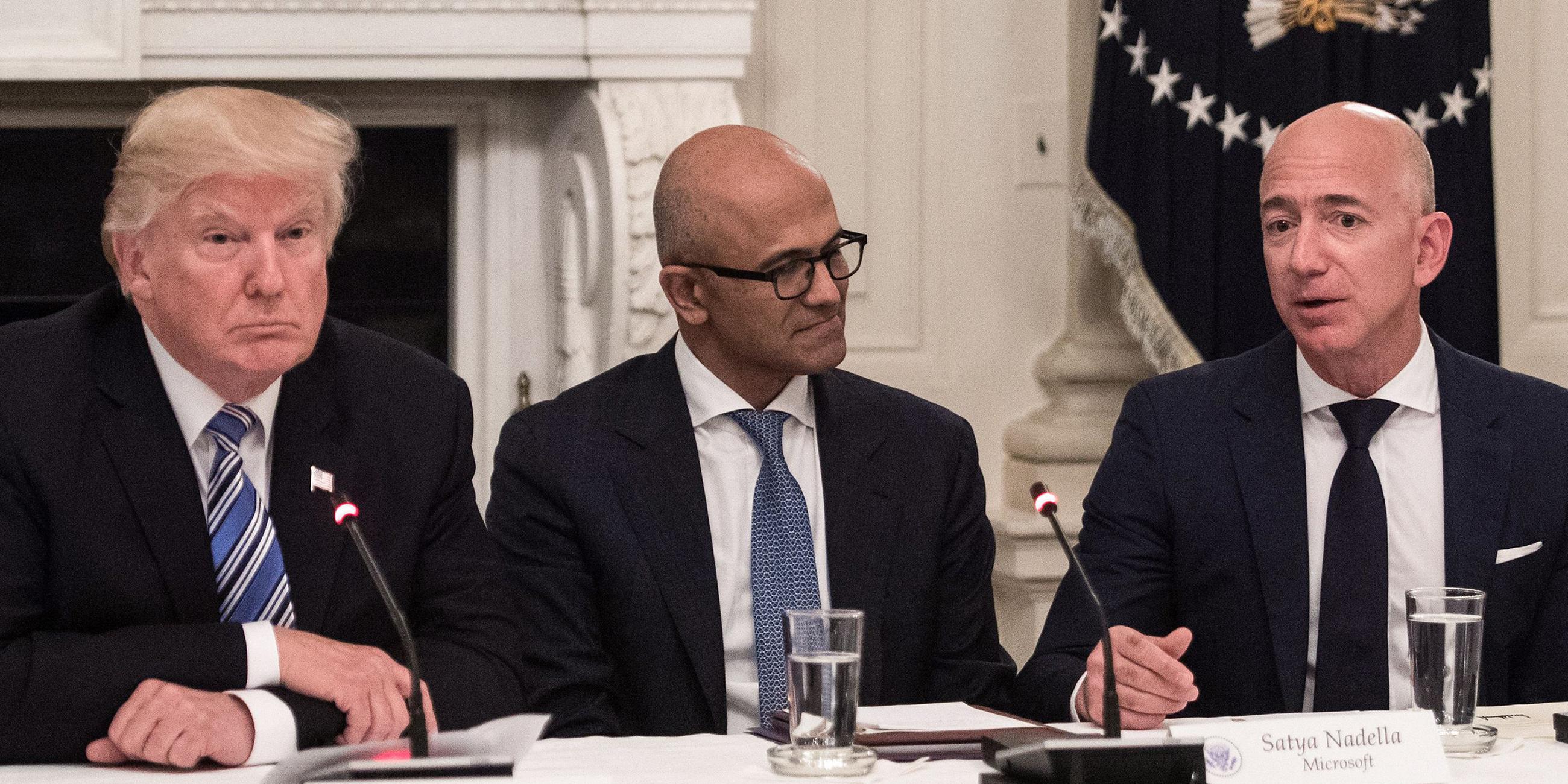 Donald Trump, Satya Nadella und Jeff Bezos (v.l.n.r.)