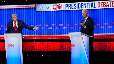 Ex-Präsident Donald Trump (links) und der aktuelle Amtsinhaber Joe Biden (rechts) stehen hinter Pulten bei der Fernsehdebatte.