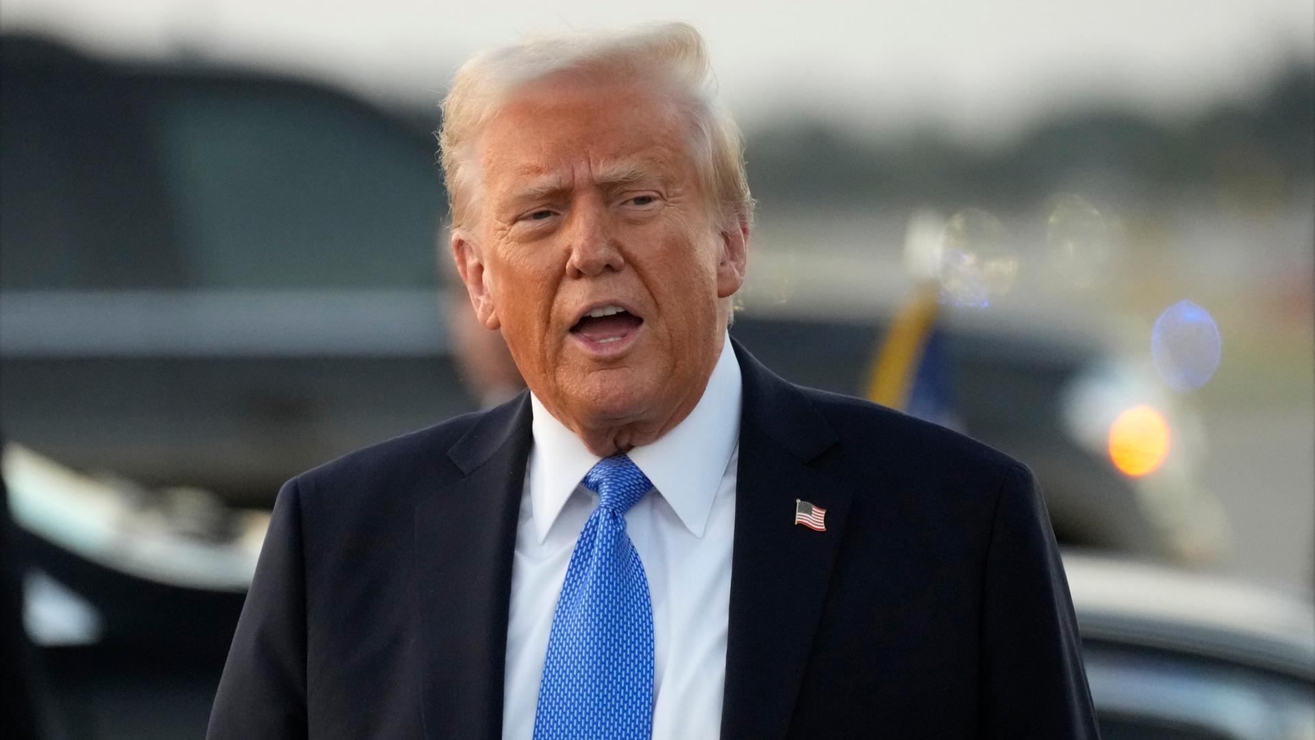 US-Präsident Donald Trump nach seiner Ankunft mit der Air Force One auf dem Palm Beach International Airport.