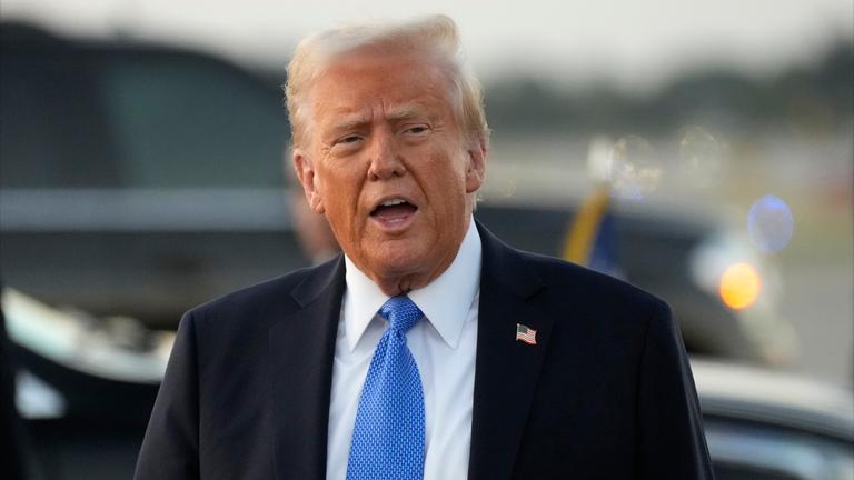 US-Präsident Donald Trump nach seiner Ankunft mit der Air Force One auf dem Palm Beach International Airport.