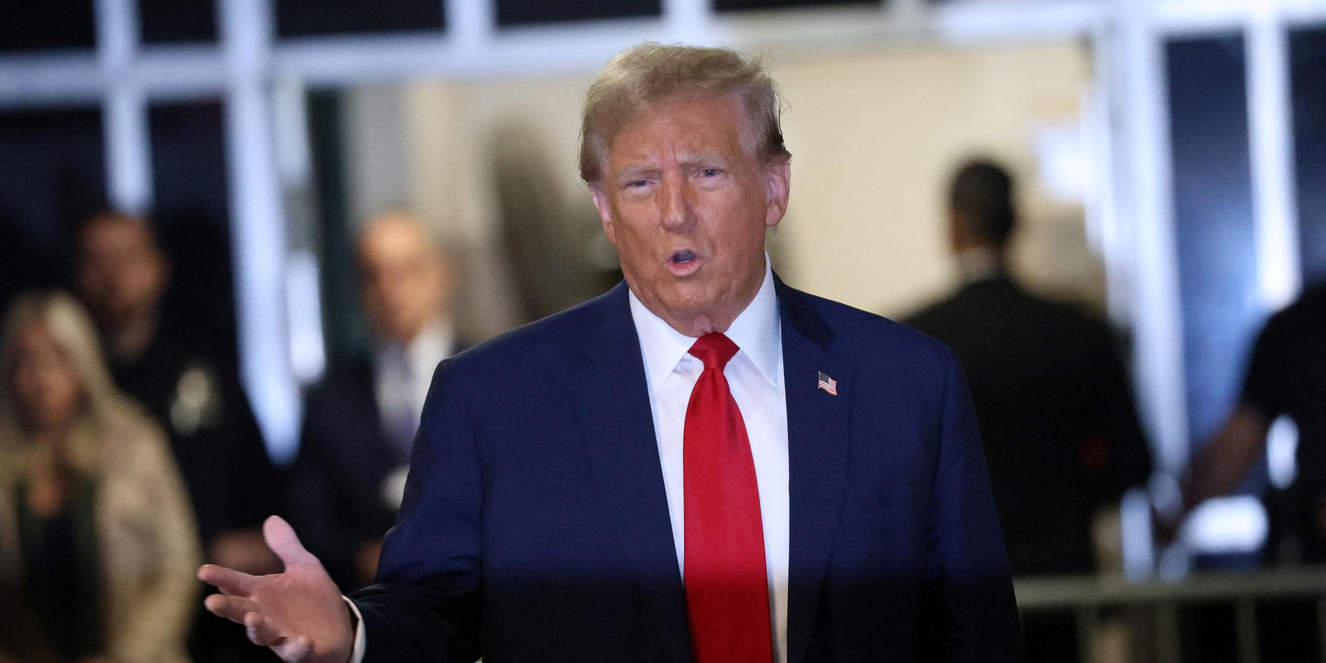 Ex-US-Präsident Donald Trump steht im New Yorker Supreme Court