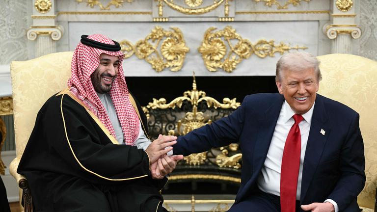 US-Präsident Donald Trump und der saudische Kronprinz Mohammed bin Salman sprechen im Oval Office des Weißen Hauses.