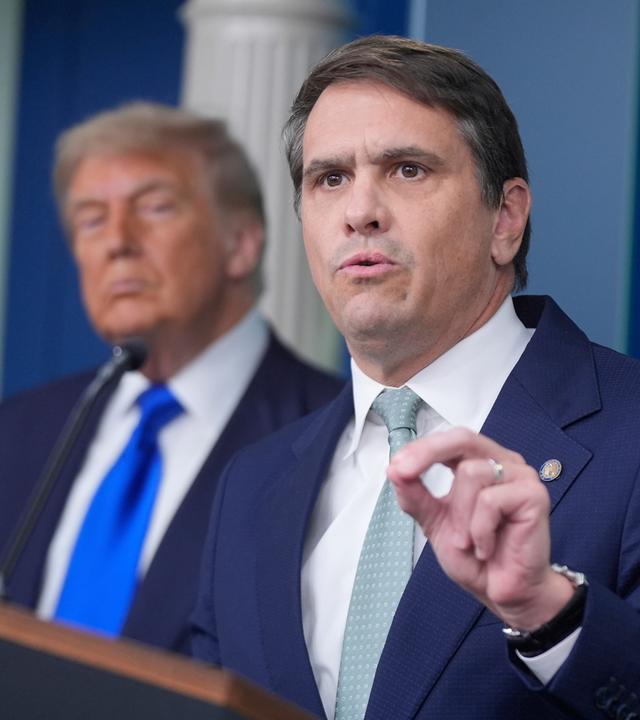 Der Justizminister Todd Blanche spricht im Besprechungsraum des Weißen Hauses in Washington zu den Medien.