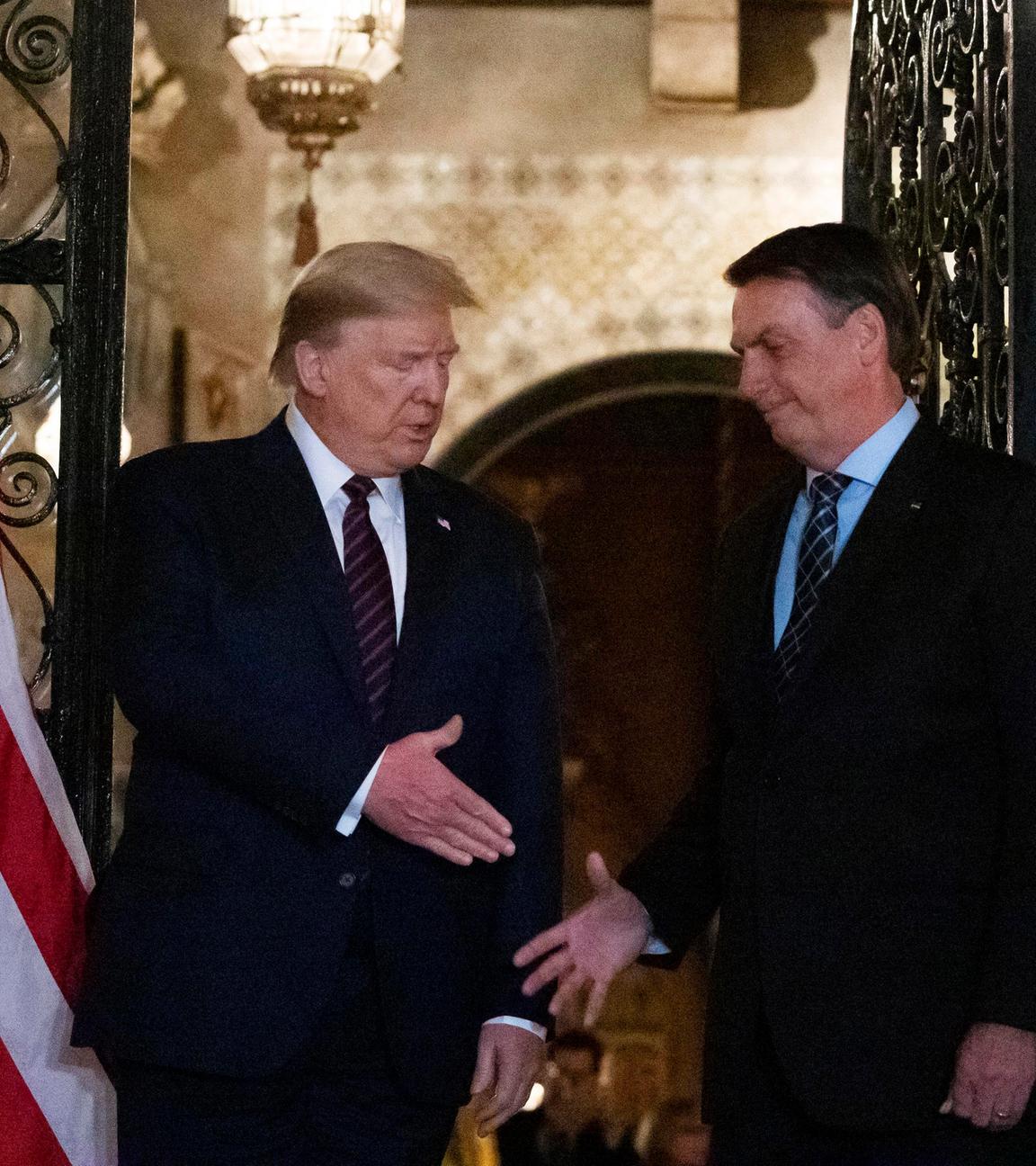 trump, donald gibt jair bolsonaro die hand