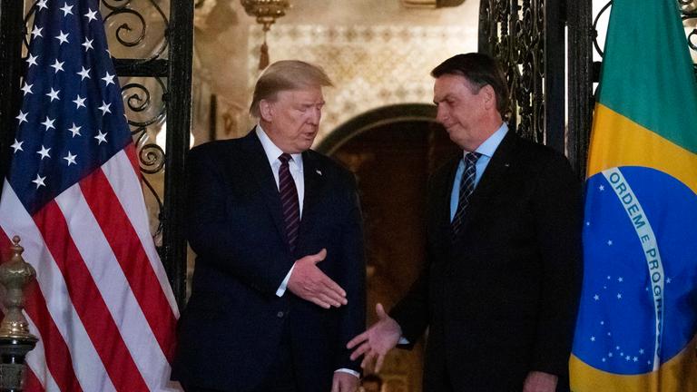trump, donald gibt jair bolsonaro die hand