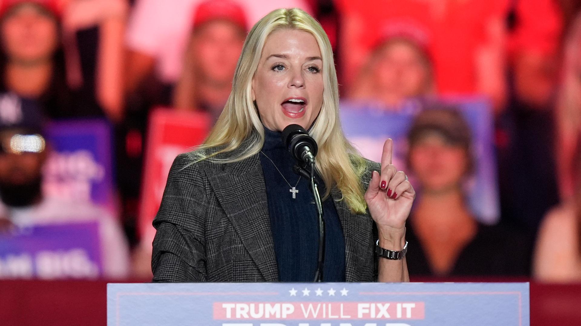 Die ehemalige Generalstaatsanwältin von Florida, Pam Bondi, spricht bei einer Wahlkampfveranstaltung.