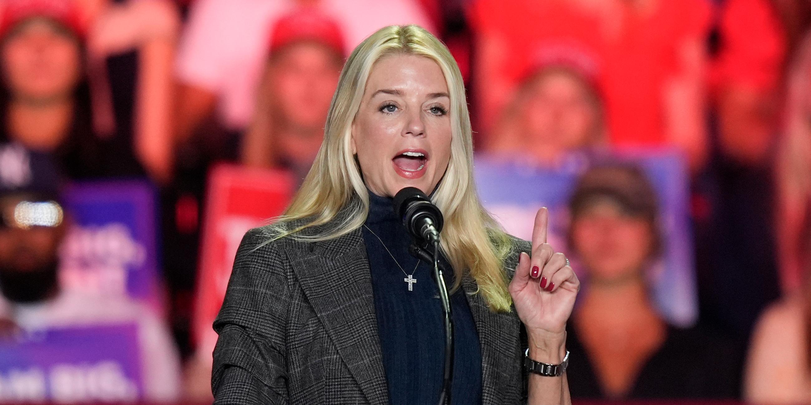 Die ehemalige Generalstaatsanwältin von Florida, Pam Bondi, spricht bei einer Wahlkampfveranstaltung.