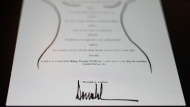 Dieses Bild, das am Montag 8. September 2025 auf dem X-Konto der Demokraten im House Oversight Committee gepostet wurde, zeigt eine sexuell anzügliche Geburtstagsnotiz an Jeffrey Epstein, die auf ein "wunderbares Geheimnis" anspielt und angeblich von US-Präsident Trump unterzeichnet ist, der bestritten hat, die Notiz verschickt zu haben.