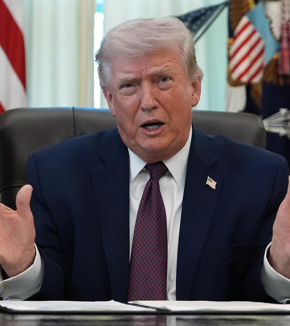 31.03.2026, USA, Washington: US-Präsident Donald Trump spricht im Oval Office des Weißen Hauses, bevor er in Washington eine Durchführungsverordnung unterzeichnet.