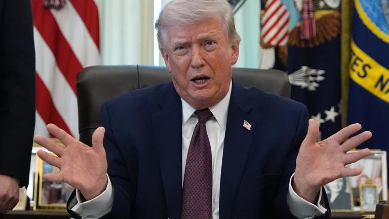 31.03.2026, USA, Washington: US-Präsident Donald Trump spricht im Oval Office des Weißen Hauses, bevor er in Washington eine Durchführungsverordnung unterzeichnet.