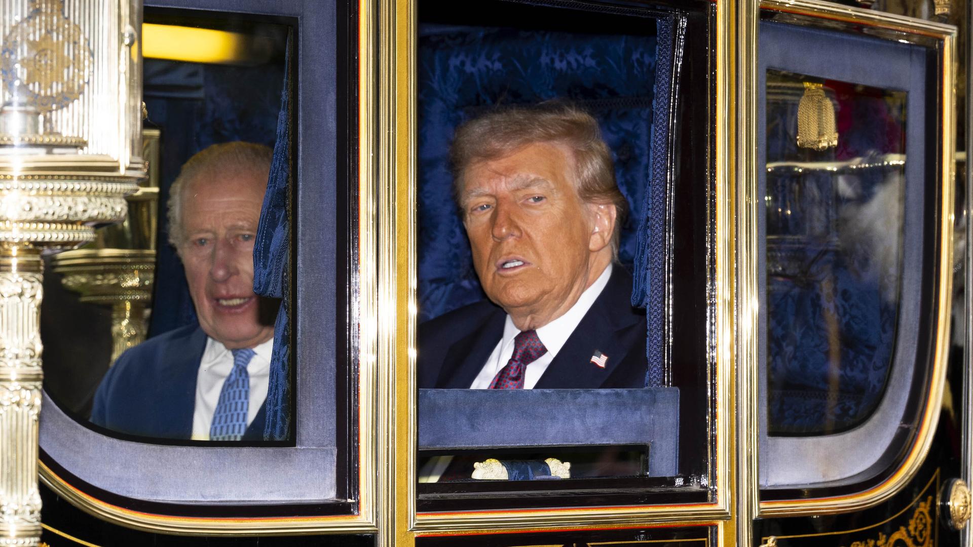 Zweiter Tag des Staatsbesuchs: In der goldenen Kutsche sitzt nicht etwa Aschenputtel auf dem Weg zum Ball, sondern König Charles III. und US-Präsident Donald Trump während der Kutschenprozession zum Schloss Windsor in Berkshire.