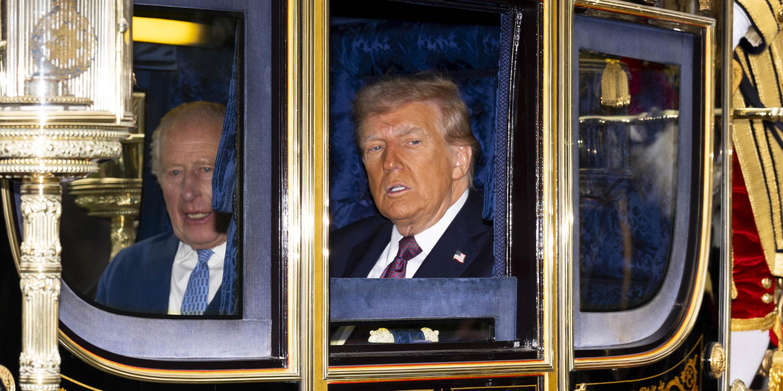 Zweiter Tag des Staatsbesuchs: In der goldenen Kutsche sitzt nicht etwa Aschenputtel auf dem Weg zum Ball, sondern König Charles III. und US-Präsident Donald Trump während der Kutschenprozession zum Schloss Windsor in Berkshire.
