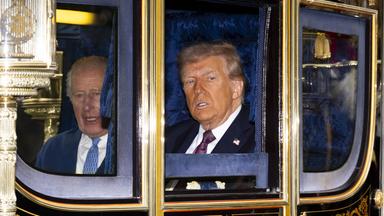 Zweiter Tag des Staatsbesuchs: In der goldenen Kutsche sitzt nicht etwa Aschenputtel auf dem Weg zum Ball, sondern König Charles III. und US-Präsident Donald Trump während der Kutschenprozession zum Schloss Windsor in Berkshire.