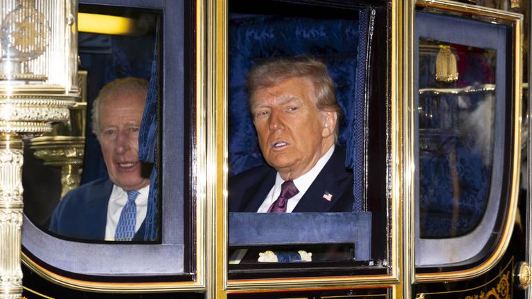 Zweiter Tag des Staatsbesuchs: In der goldenen Kutsche sitzt nicht etwa Aschenputtel auf dem Weg zum Ball, sondern König Charles III. und US-Präsident Donald Trump während der Kutschenprozession zum Schloss Windsor in Berkshire.