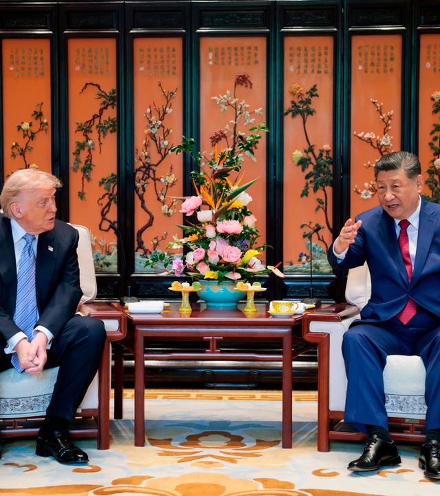 15.05.2026, China, Peking: Der chinesische Präsident Xi Jinping (r) spricht während eines Treffens mit US-Präsident Donald Trump am Rande ihres Besuchs im Zhongnanhai-Garten. 