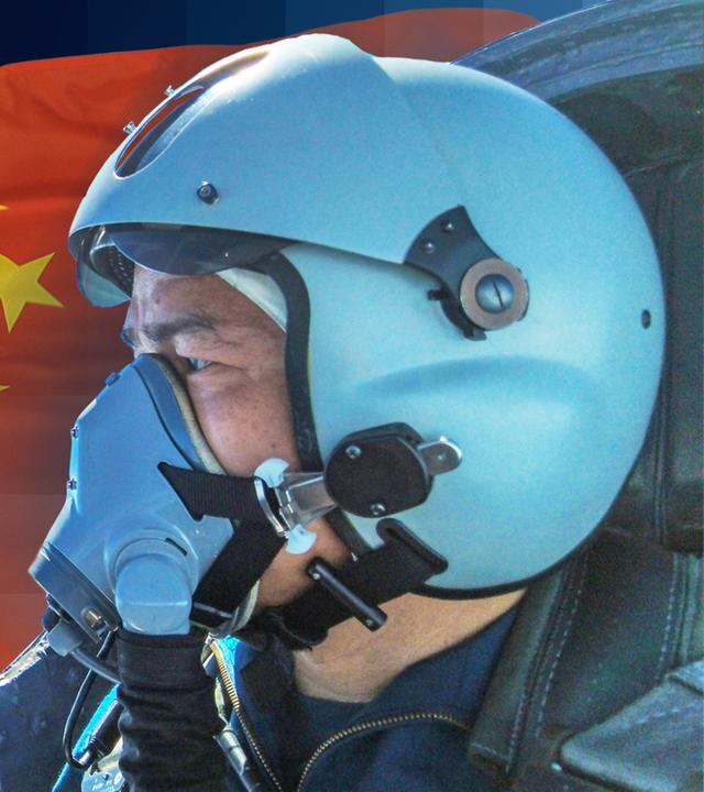 Ein Luftwaffenpilot ist vor der Flagge Chinas zu sehen.