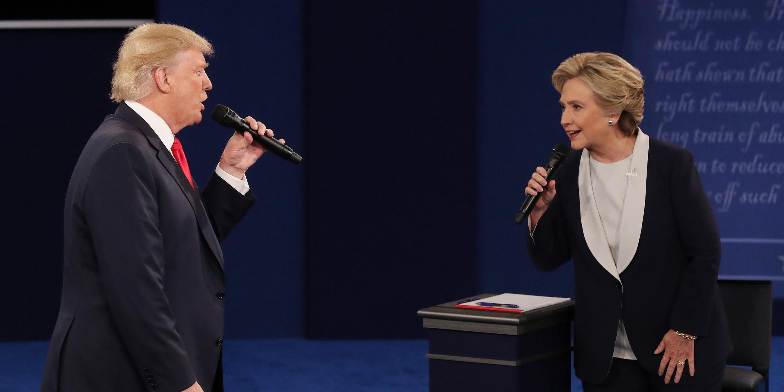 Trump und Clinton bei einer TV-Debatte 2016