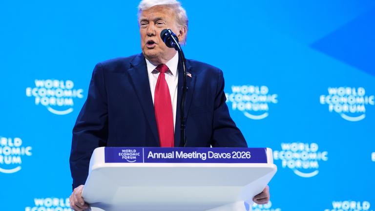21.01.2026, Schweiz, Davos: US-Präsident Donald Trump hält eine Rede während der Jahrestagung des Weltwirtschaftsforums in Davos.