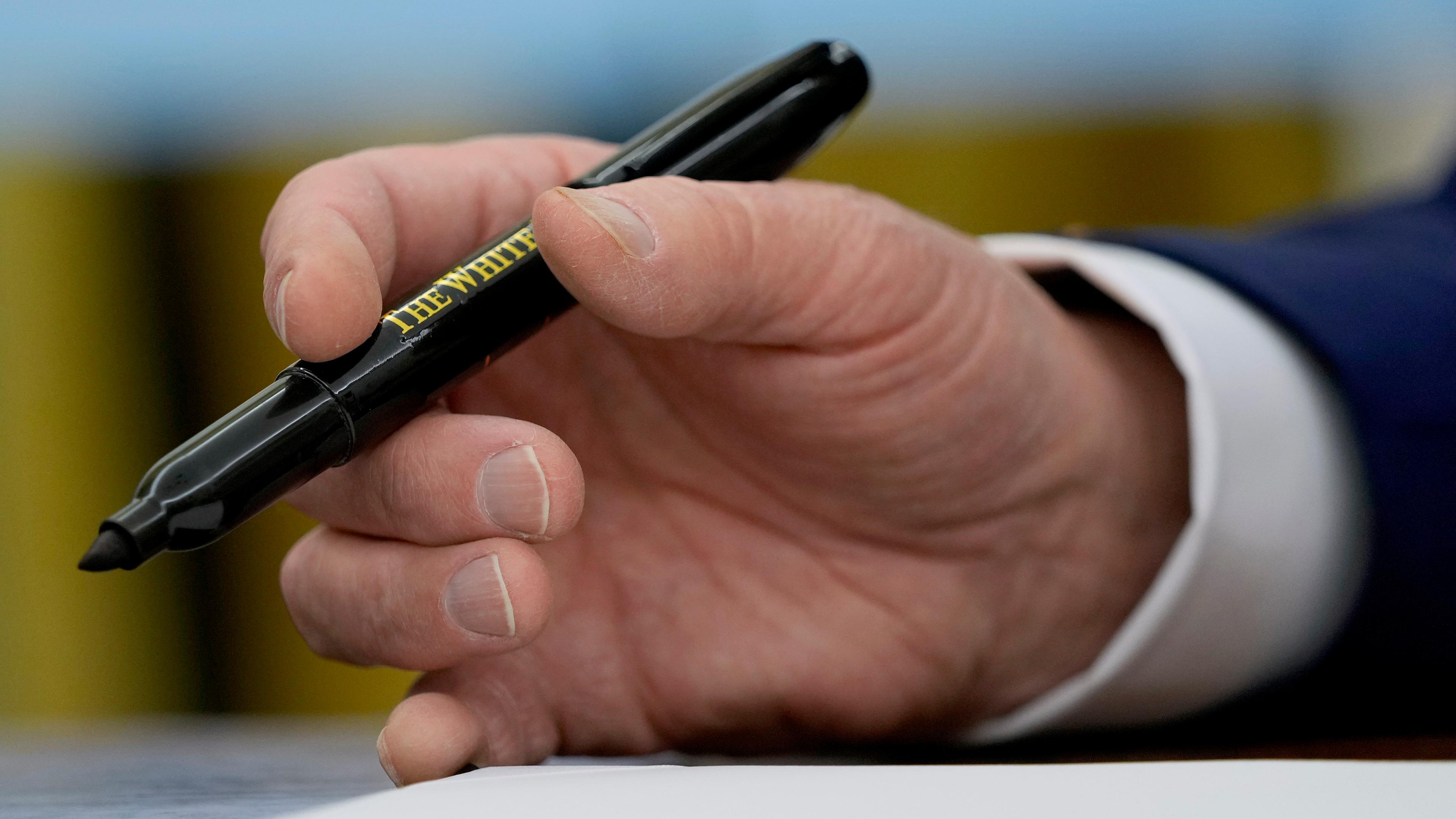  US-Präsident Donald Trump hält einen Stift, um ein Dekret im Oval Office des Weißen Hauses zu unterzeichnen.