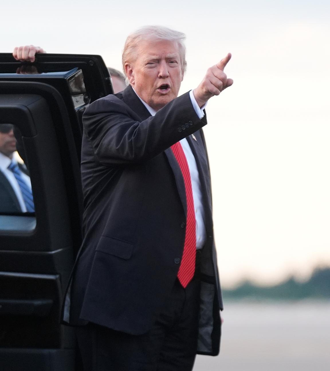 USA, Palm Beach: US-Präsident Trump mit erhobenem Finger.