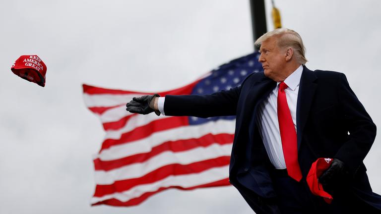 Trump verteilt auf einer seiner Wahlkampf Ereignissen in Michigan Kappen mit der Aufschrift "Make America great again". In den letzten Tagen gibt er nochmal alles, um die Bürger*innen für sich zu gewinnen.