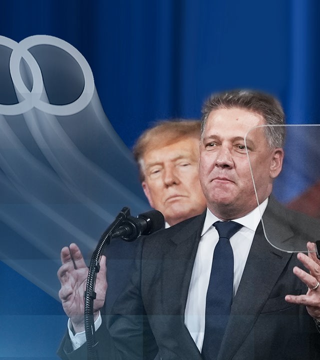Links sind die typischen vier Audi-Ringe zu sehen. Rechts umarmen sich Donald Trump und Audi-Chef Gernot Döllner.