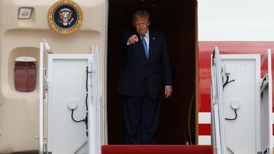 US-Präsident Donald Trump macht eine Geste, als er aus der Air Force One aussteigt. 