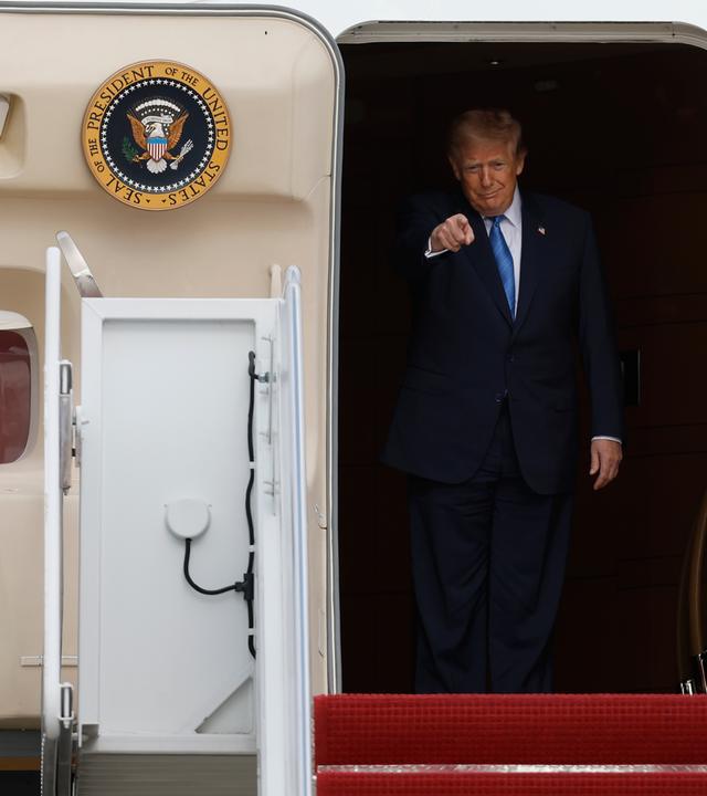 US-Präsident Donald Trump macht eine Geste, als er aus der Air Force One aussteigt. 