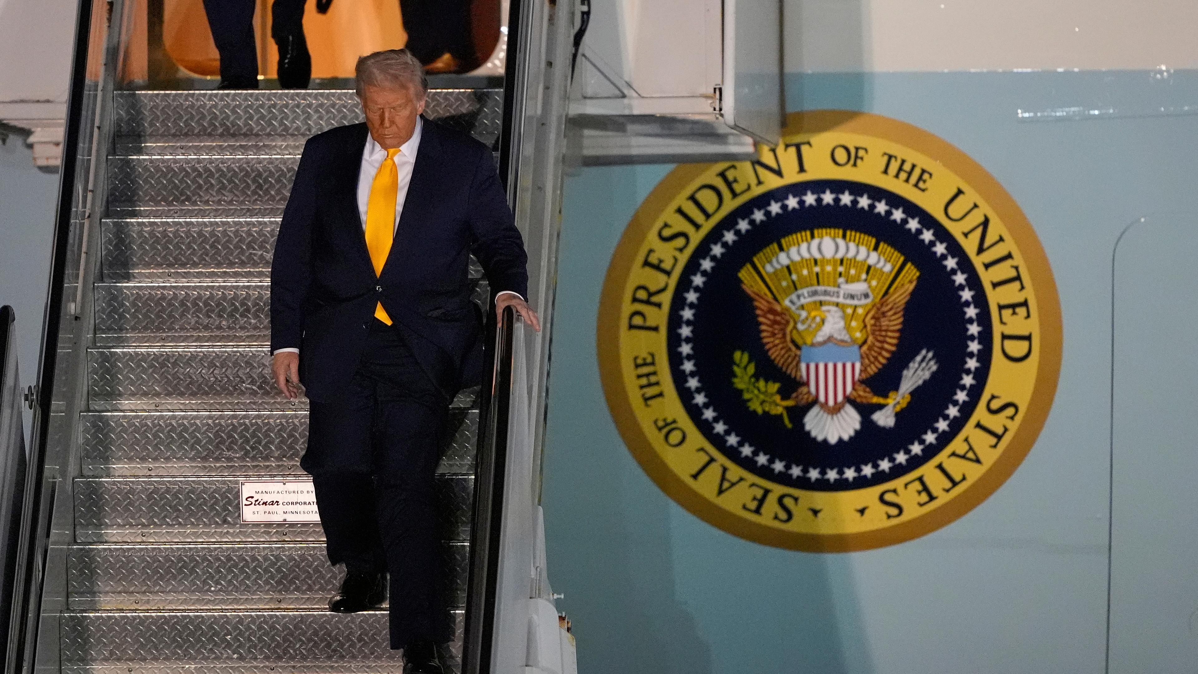 US-Präsident Donald Trump steigt aus seiner Air Force One