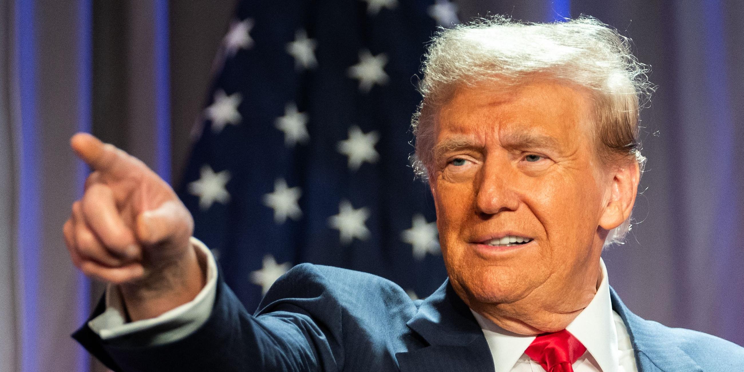 Donald Trump zeigt mit dem Zeigefinger auf etwas