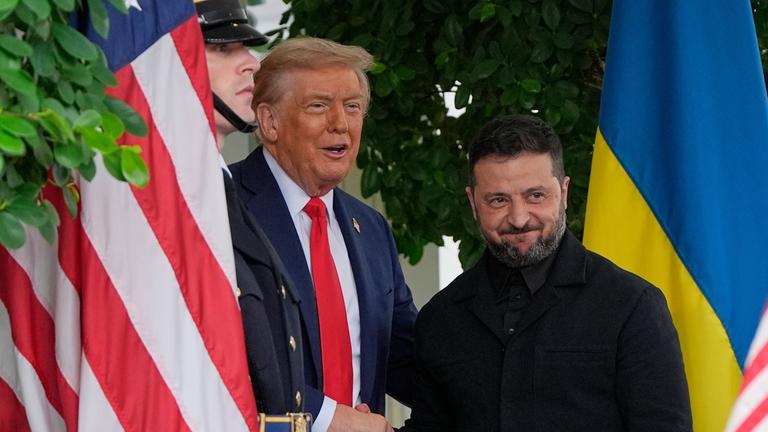 Archiv: US-Präsident Donald Trump (l) begrüßt Wolodymyr Selenskyj, Präsident der Ukraine, bei seiner Ankunft im Weißen Haus.