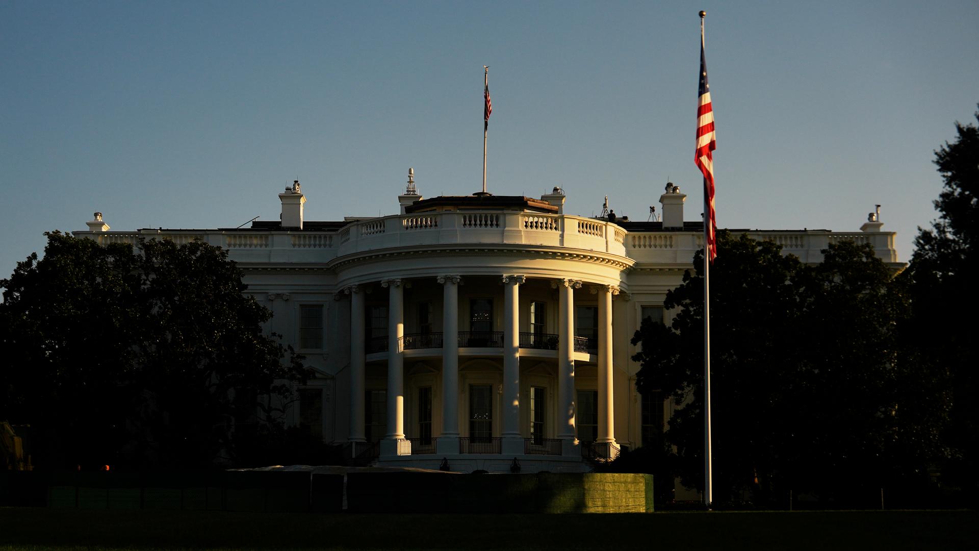 Morgendliche Stunden bei dem Weißen Haus in Washington am 15.08.2025.