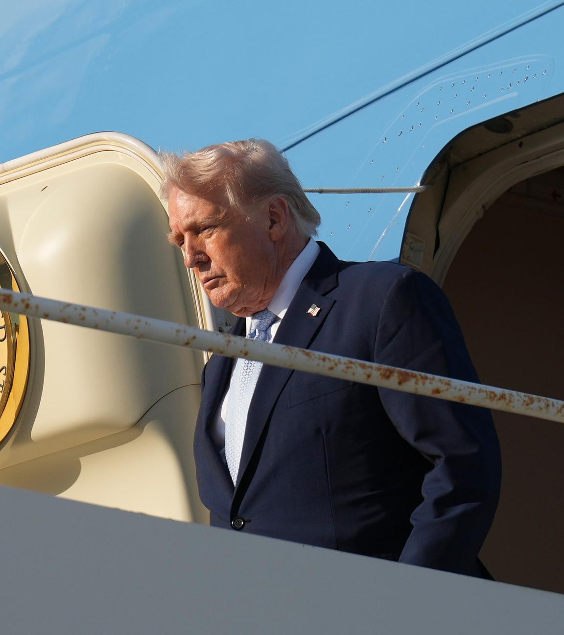 US-Präsident Donald Trump steigt aus der Air Force One in Florida aus.