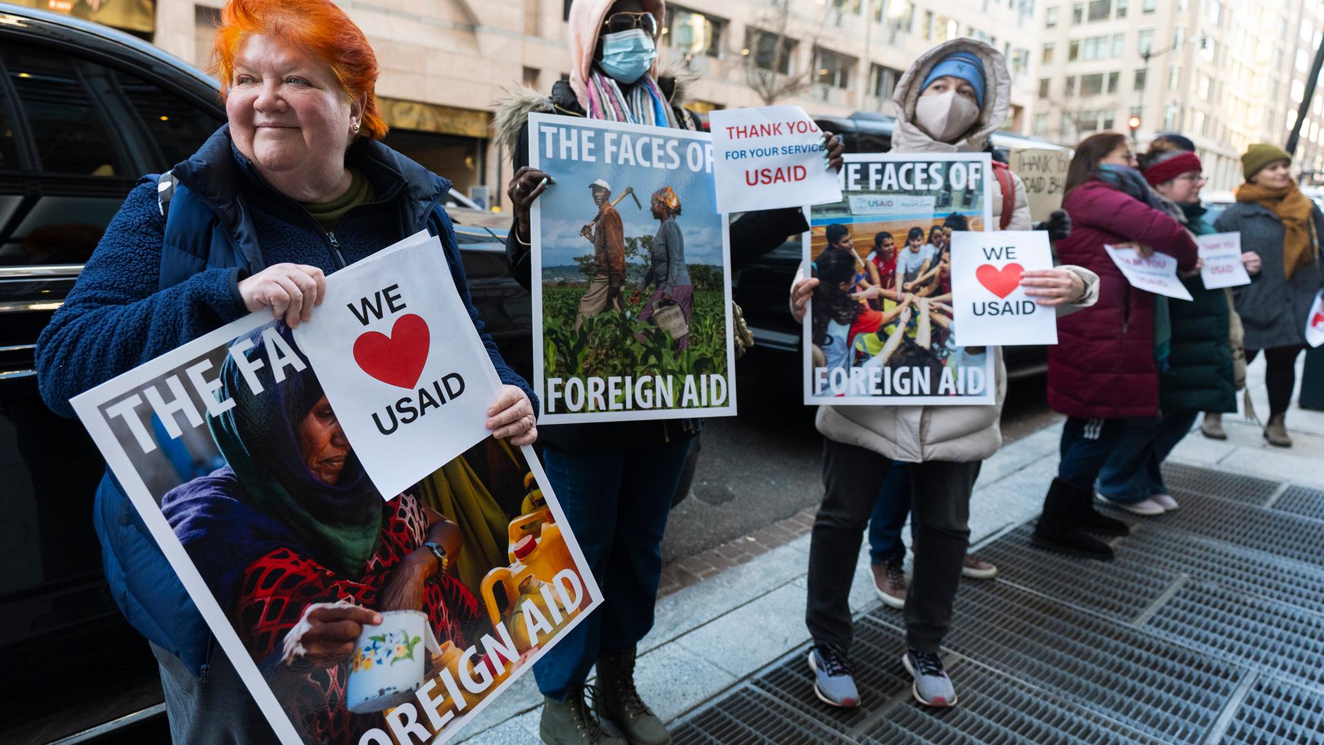 Trump dampft USAID ein: Demonstranten wehren sich gegen die Entlassungen.