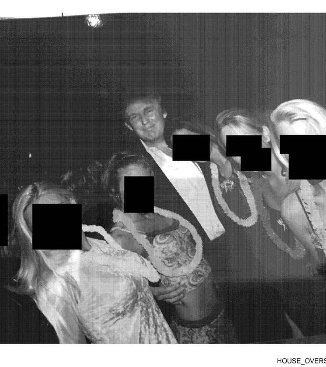 US-Präsident Donald Trump vor seiner Zeit im Amt mit sechs leicht bekleideten jungen Frauen mit zensierten Gesichtern. Trump hat seine Hand um die Taille der jungen Frau neben ihm.