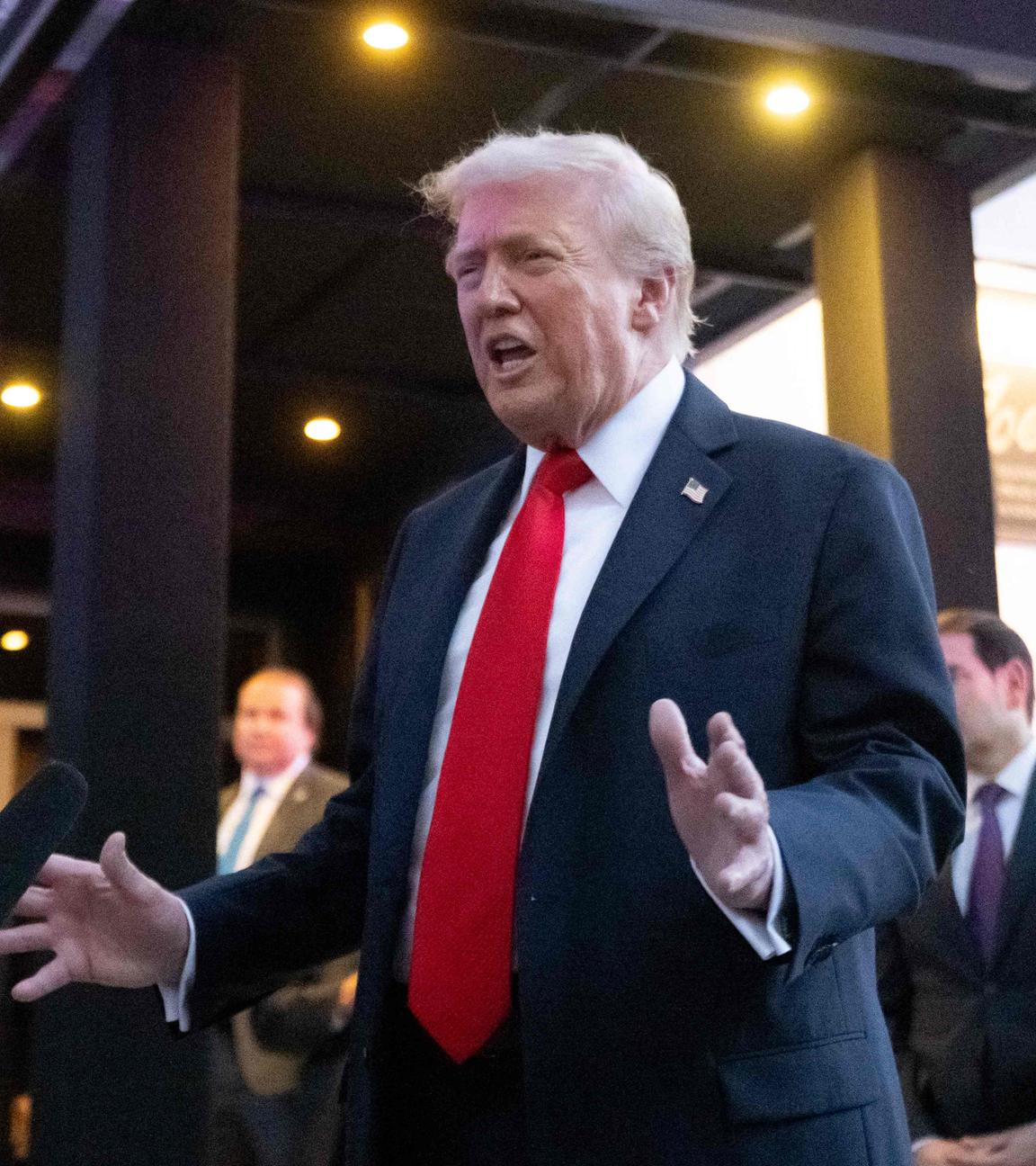 US-Präsident Donald Trump spricht am 9. September 2025 vor dem Restaurant Joe’s Seafood, Prime Steak & Stone Crab in Washington, D.C. mit Reportern.