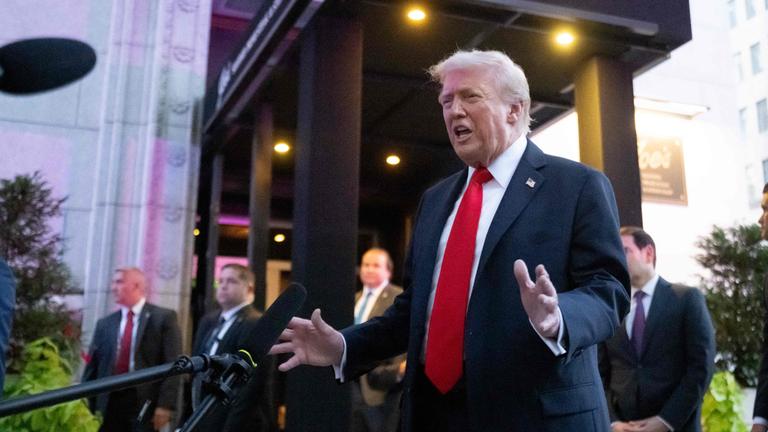 US-Präsident Donald Trump spricht am 9. September 2025 vor dem Restaurant Joe’s Seafood, Prime Steak & Stone Crab in Washington, D.C. mit Reportern.