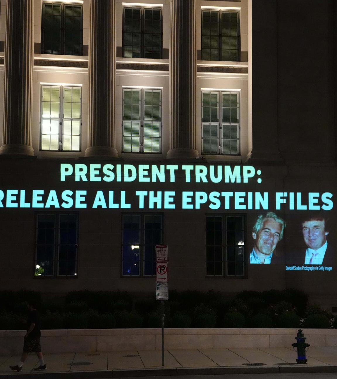 Demonstranten fordern die Veröffentlichung aller Unterlagen zum Fall Epstein.