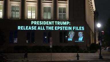 Demonstranten fordern die Veröffentlichung aller Unterlagen zum Fall Epstein.